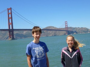 Lukas en Mirjam voor Golden Gate bridge